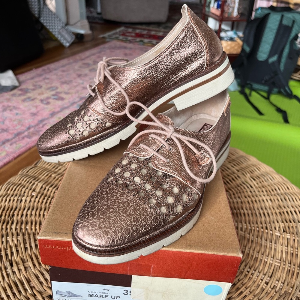 Pikolinos laser cut rose gold leather oxfords EUC in box